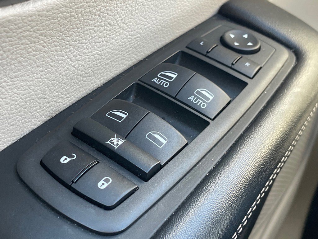 Used 2022 Chrysler Pacifica Touring-L image 18