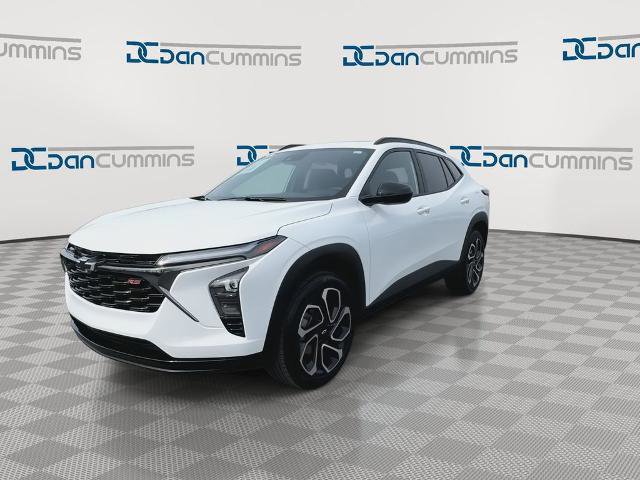 Used 2025 Chevrolet Trax RS w/ Sunroof Package image 2