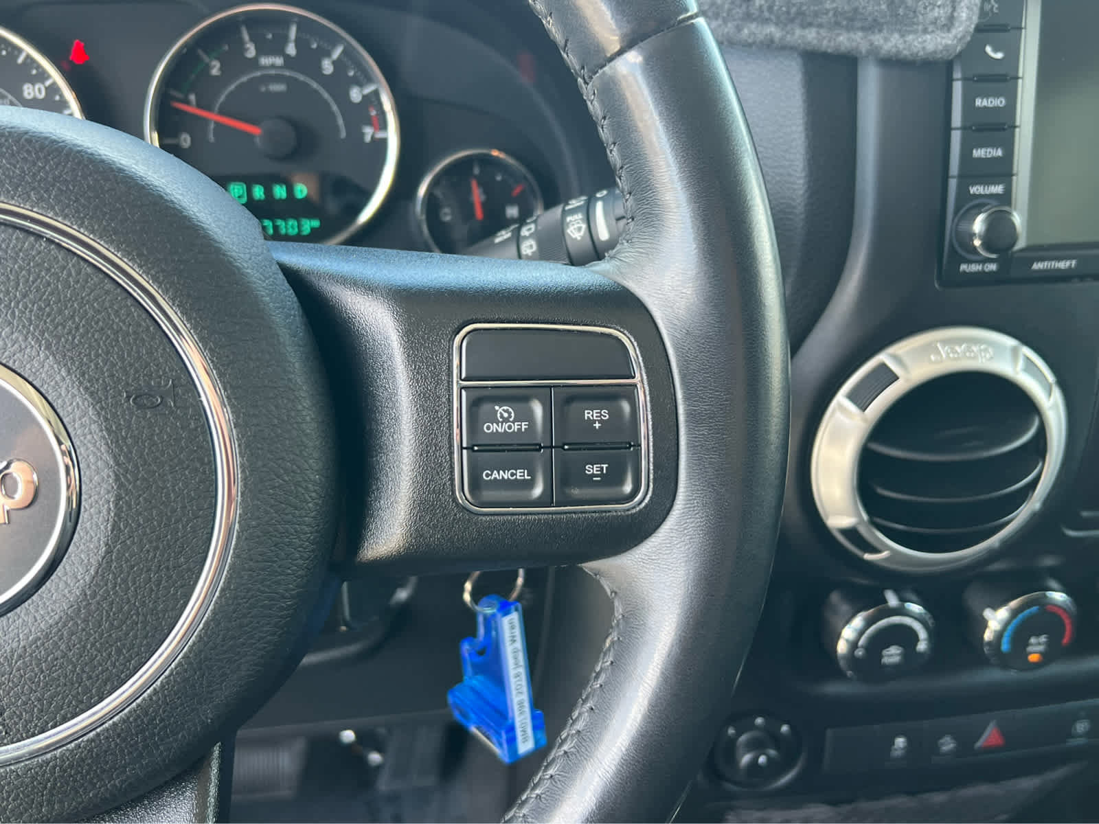 Used 2018 Jeep Wrangler Sahara w/ Connectivity Group AWD/4WD image 29