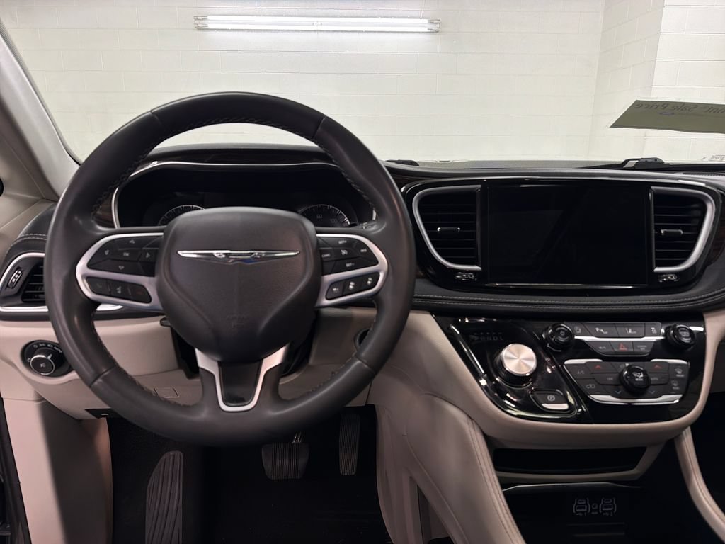 Used 2023 Chrysler Pacifica Limited FWD image 9