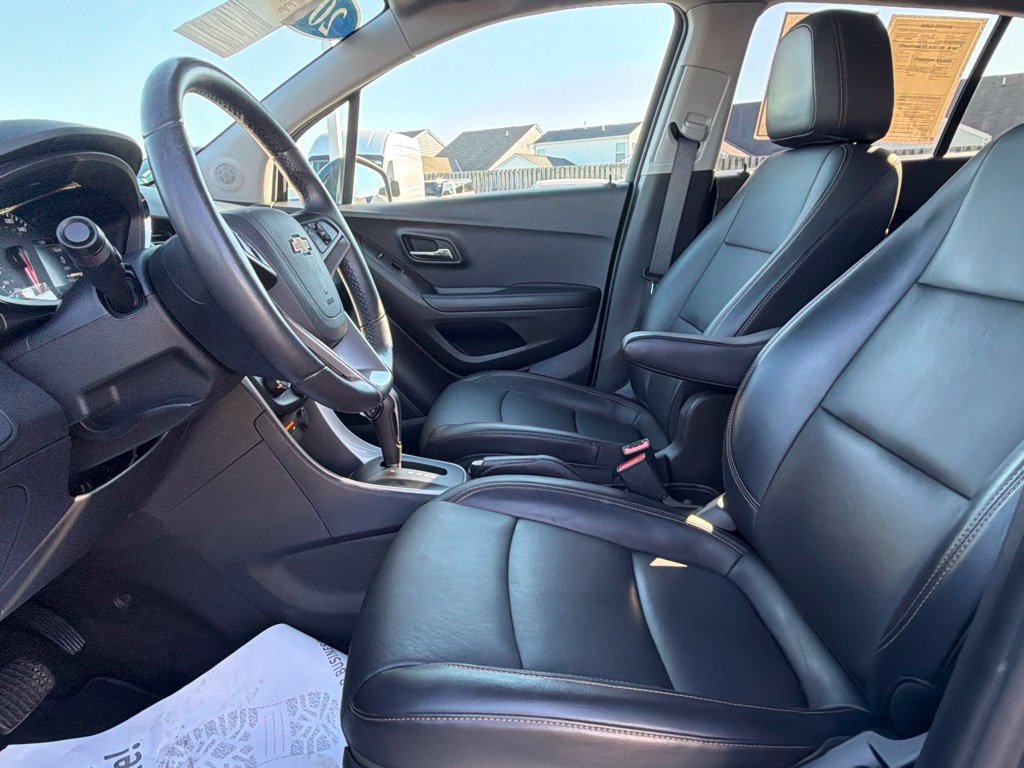 Used 2021 Chevrolet Trax LT w/ Premium Seat Package AWD/4WD image 32