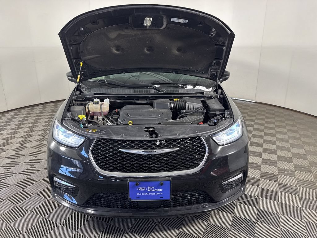 Used 2024 Chrysler Pacifica Touring-L FWD image 3