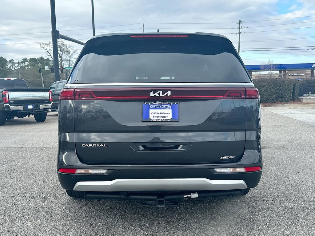 Used 2024 Kia Carnival EX image 3