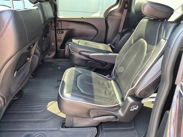 Used 2025 Chrysler Pacifica Limited FWD image 28