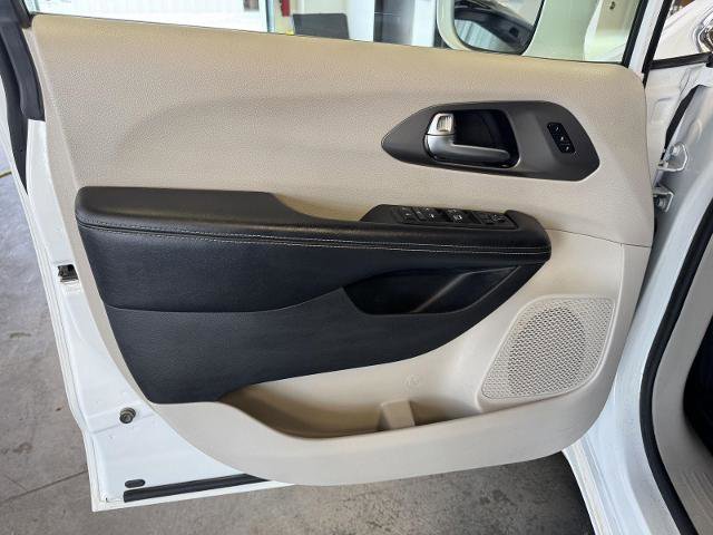 Used 2022 Chrysler Pacifica Touring-L AWD/4WD image 16