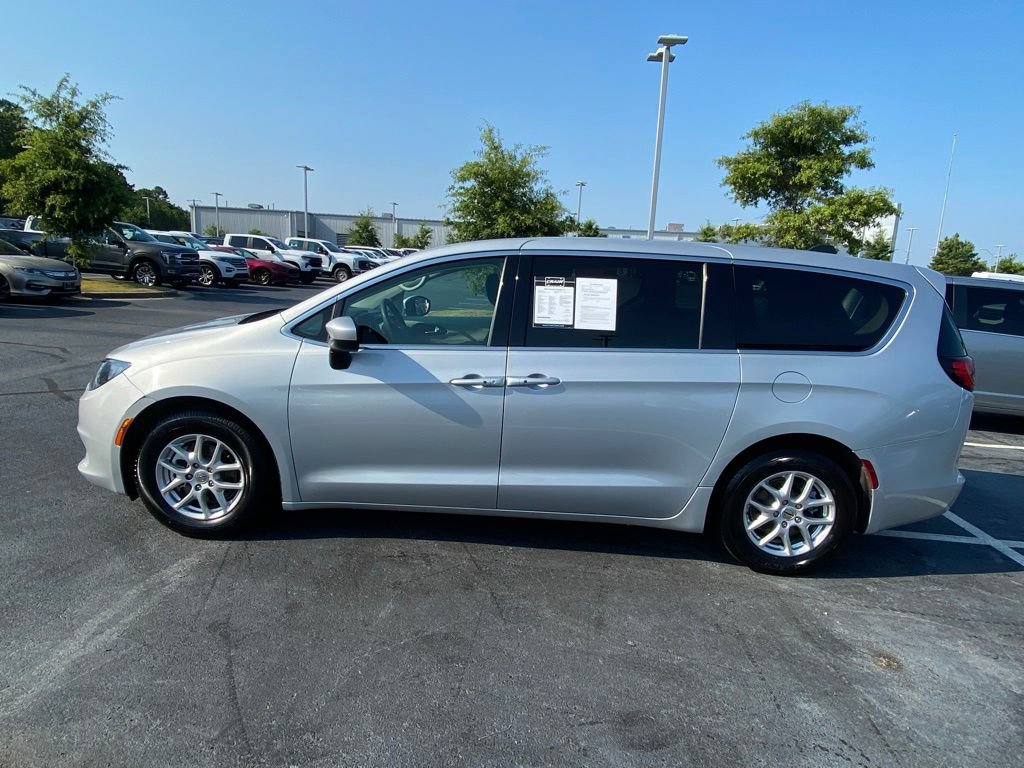 Used 2023 Chrysler Voyager LX FWD image 4