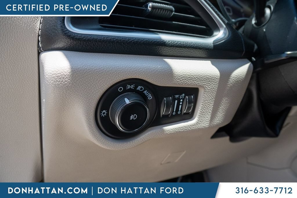 Used 2023 Chrysler Pacifica Limited FWD image 15