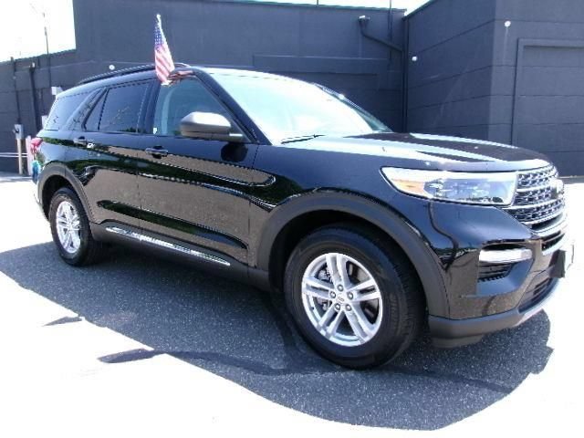 Certified 2023 Ford Explorer XLT w/ Equipment Group 202A AWD/4WD image 3