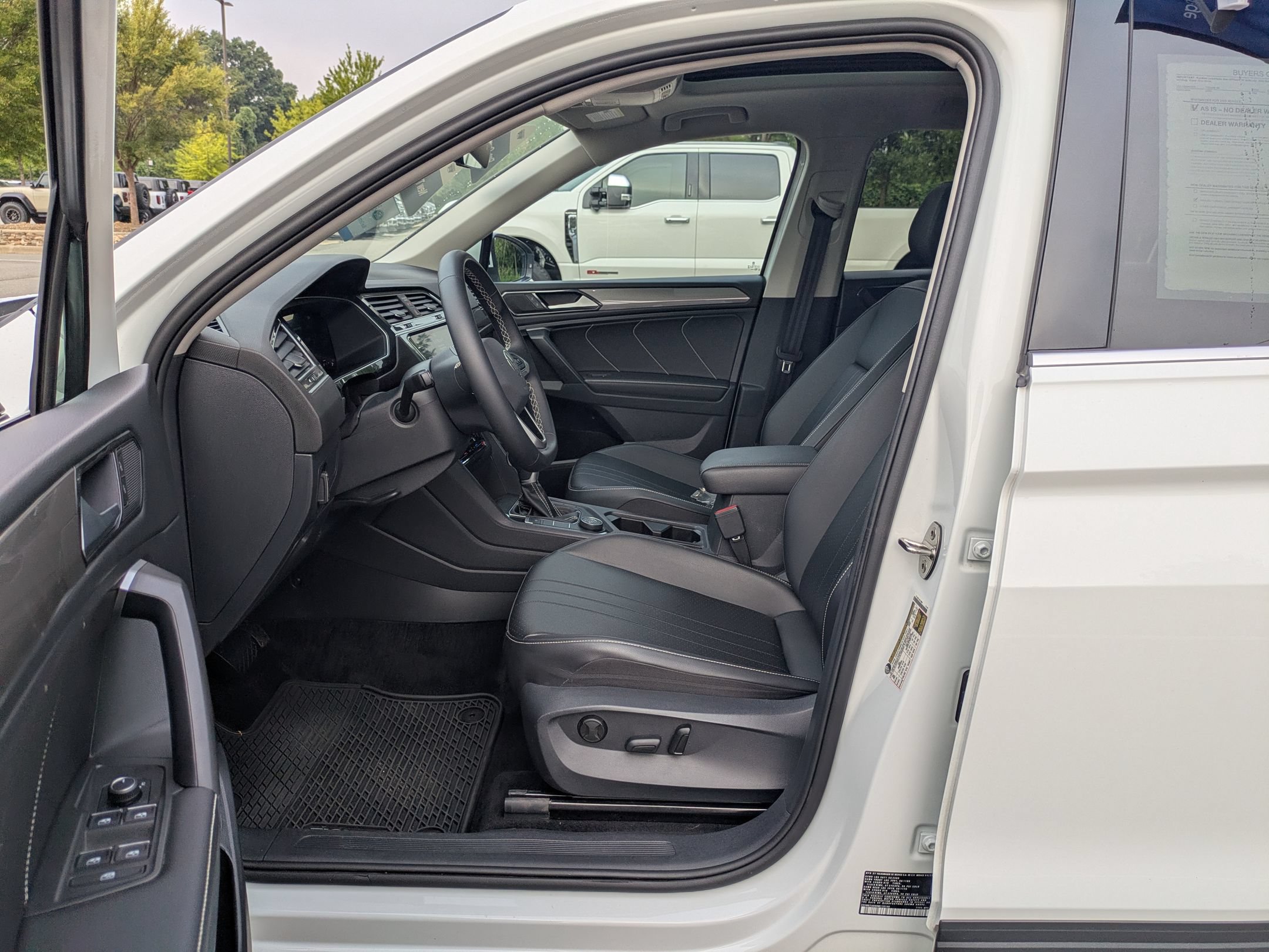 Used 2024 Volkswagen Tiguan SE w/ Panoramic Sunroof Package AWD/4WD image 12