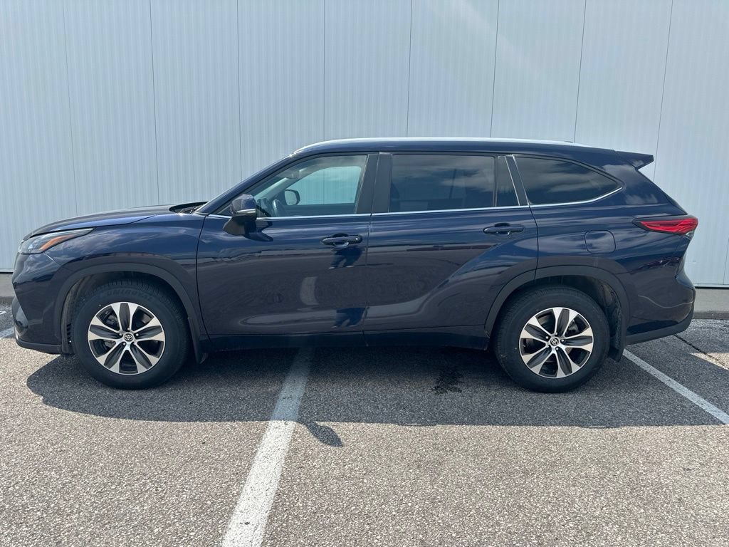 Used 2023 Toyota Highlander XLE AWD/4WD image 3