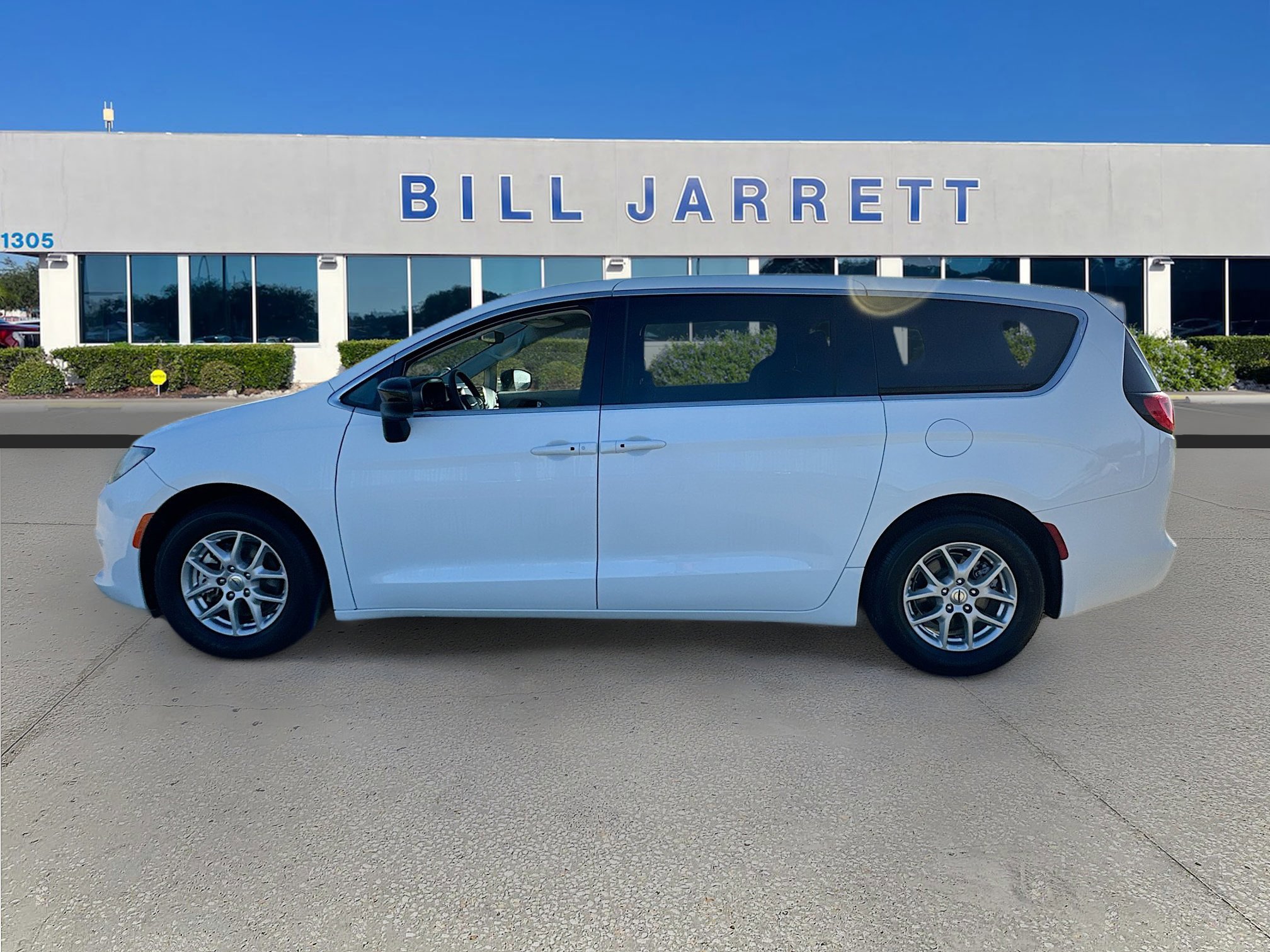 Used 2024 Chrysler Voyager LX image 2