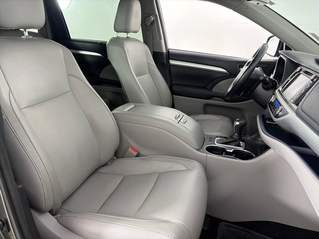 Used 2017 Toyota Highlander XLE w/ Carpet Mat Package AWD/4WD image 32