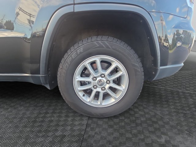 Used 2019 Jeep Grand Cherokee Laredo AWD/4WD image 14