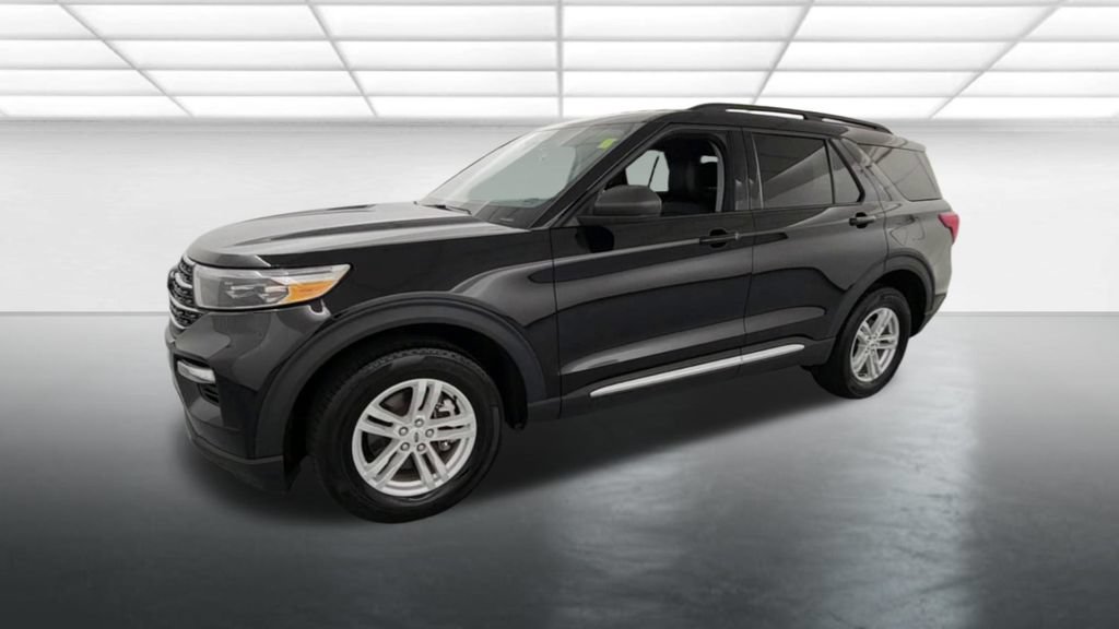 Certified 2024 Ford Explorer XLT w/ Equipment Group 202A AWD/4WD image 4