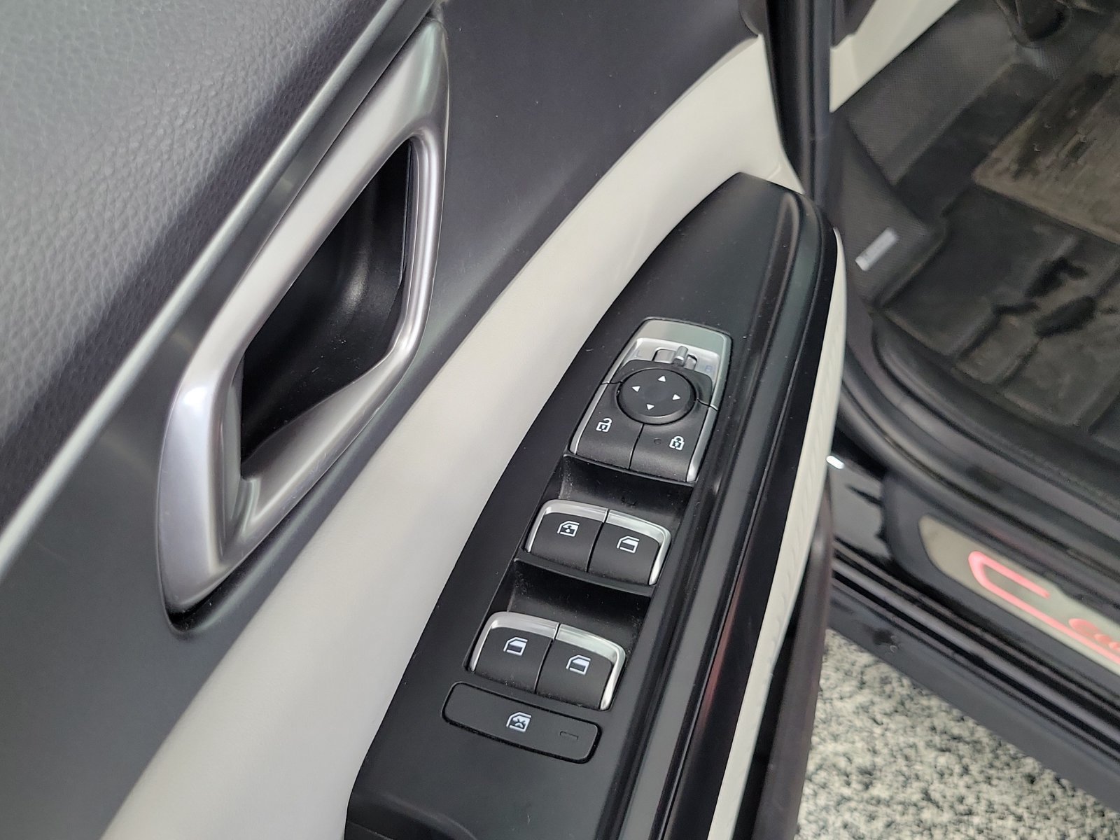 Used 2022 Kia Carnival LX w/ Paint Protection Package FWD image 7