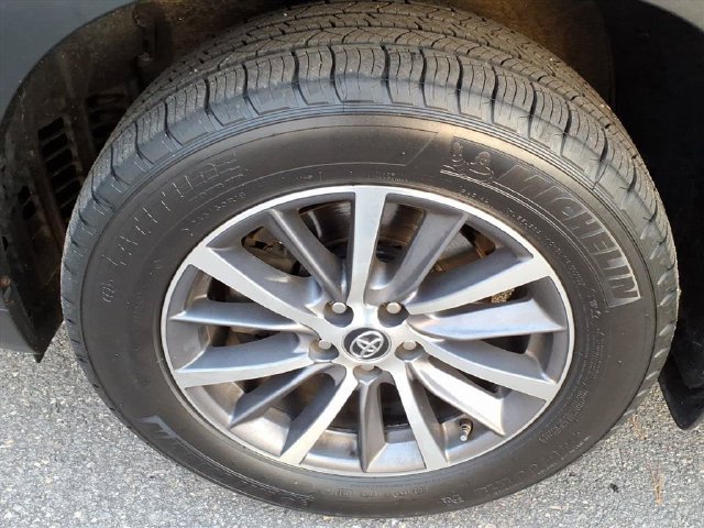 Used 2019 Toyota Highlander XLE w/ Carpet Mat Package (TMS) AWD/4WD image 9