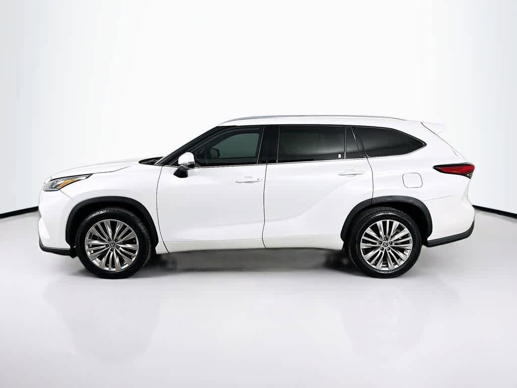 Used 2023 Toyota Highlander Platinum FWD image 3