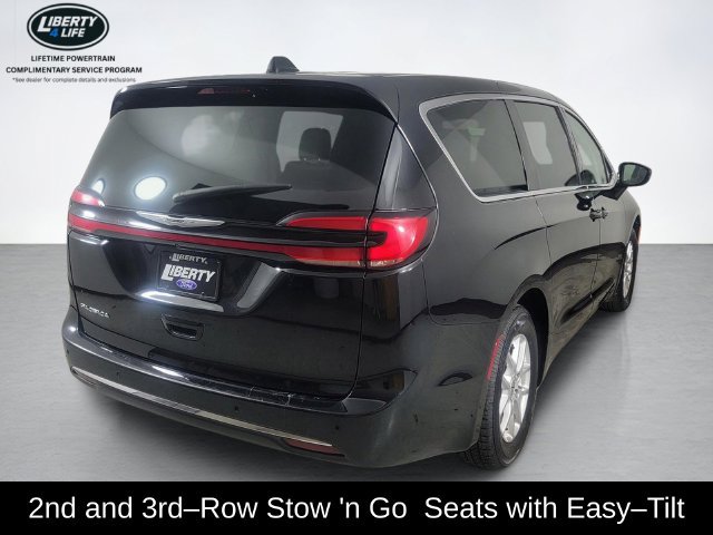Used 2024 Chrysler Pacifica Touring-L FWD image 3