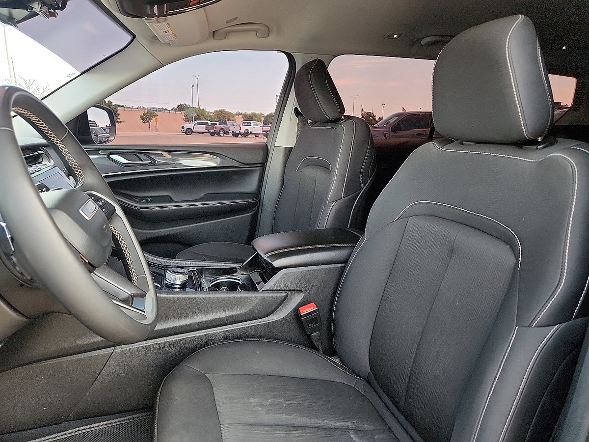 Used 2023 Jeep Grand Cherokee L Laredo AWD/4WD image 7