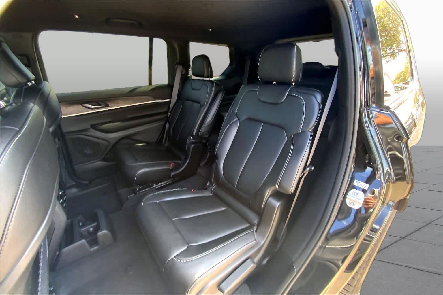 Used 2025 Jeep Grand Cherokee L Limited w/ Black Appearance Package RWD image 21