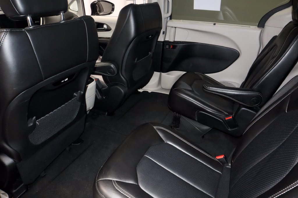 Used 2024 Chrysler Pacifica Touring-L FWD image 21