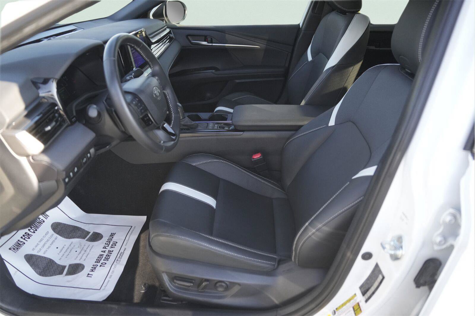 Used 2025 Toyota Camry SE w/ Convenience Package FWD image 9