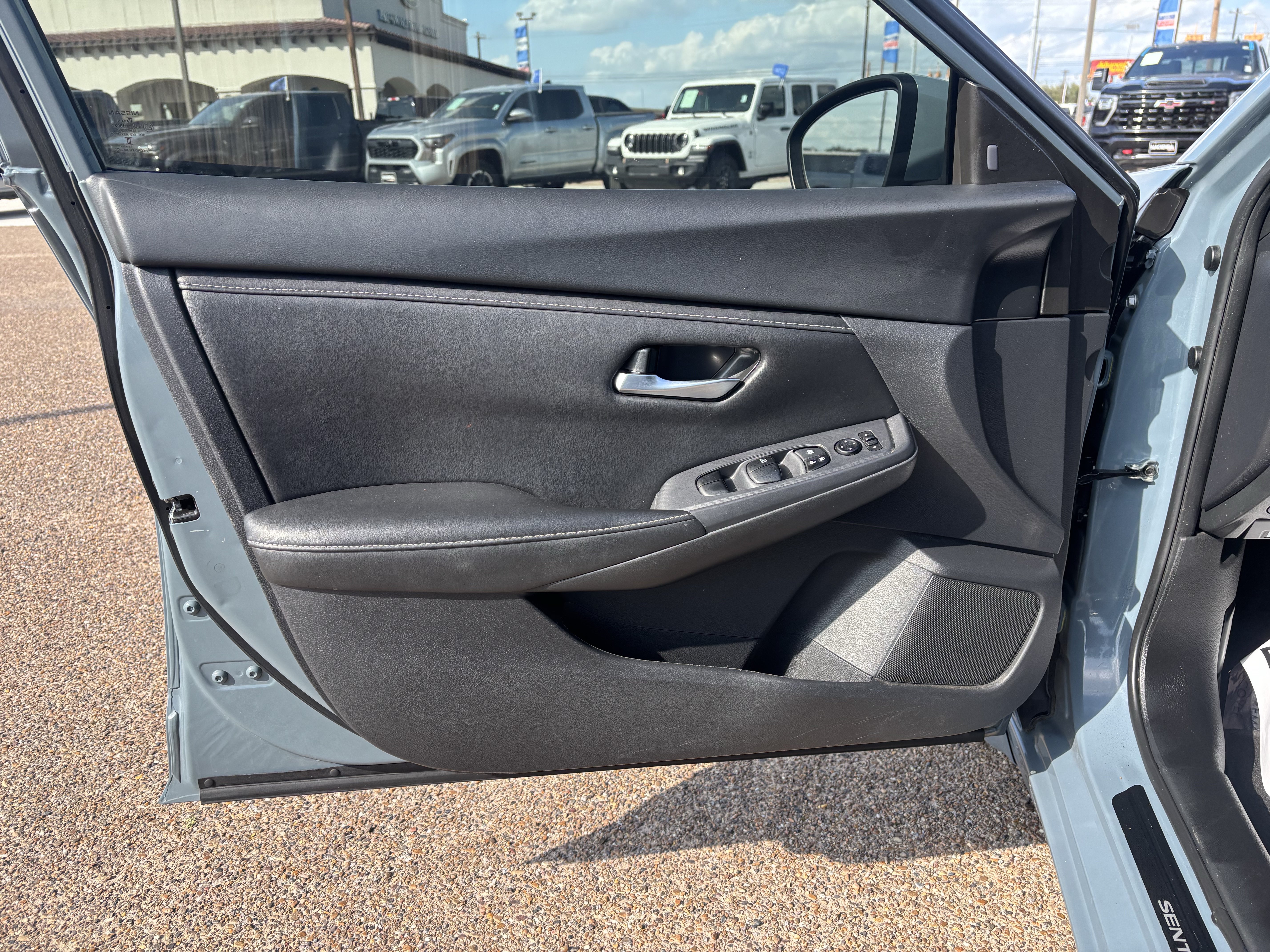 Used 2025 Nissan Sentra SV FWD image 9