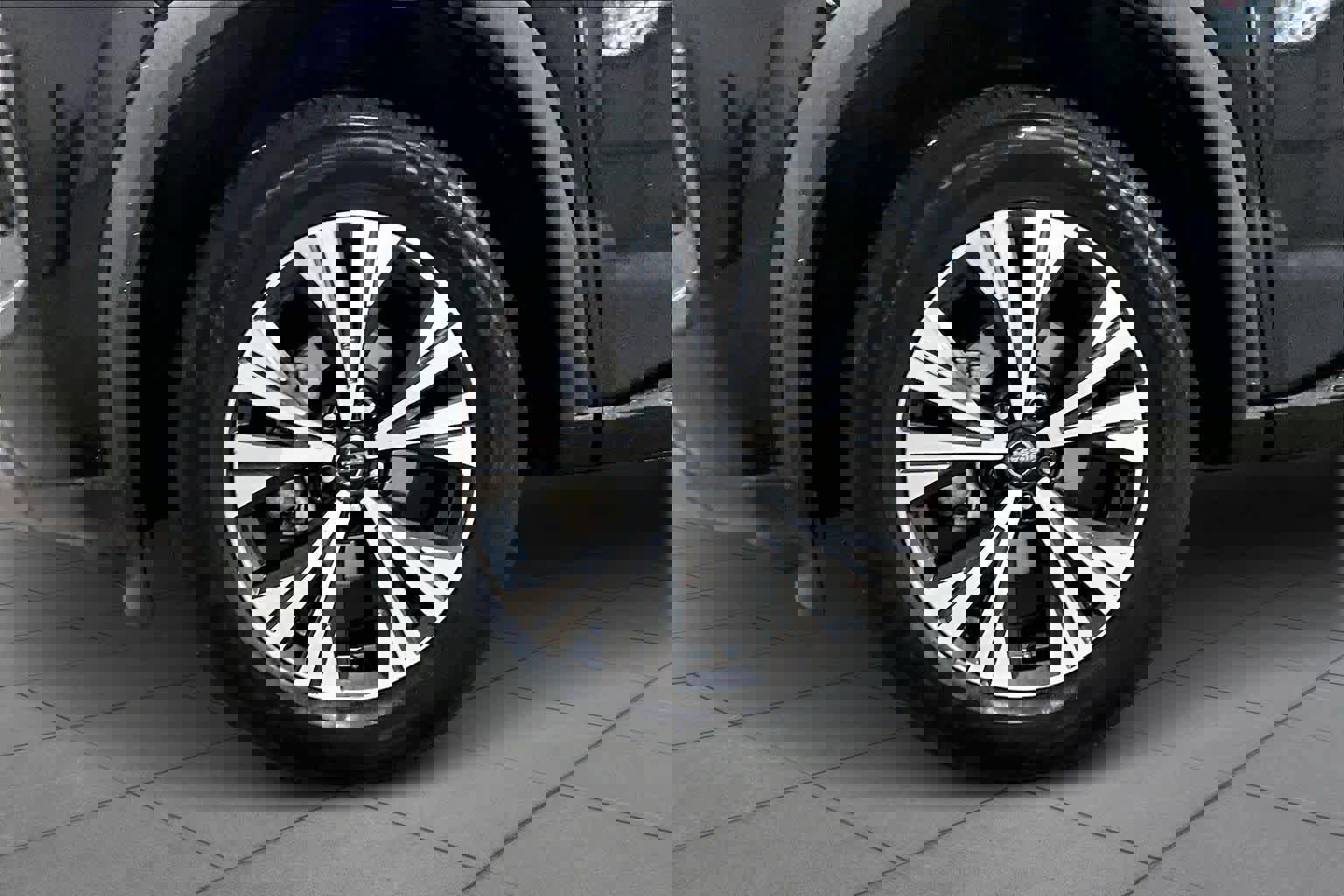 Used 2023 Nissan Rogue SV image 13