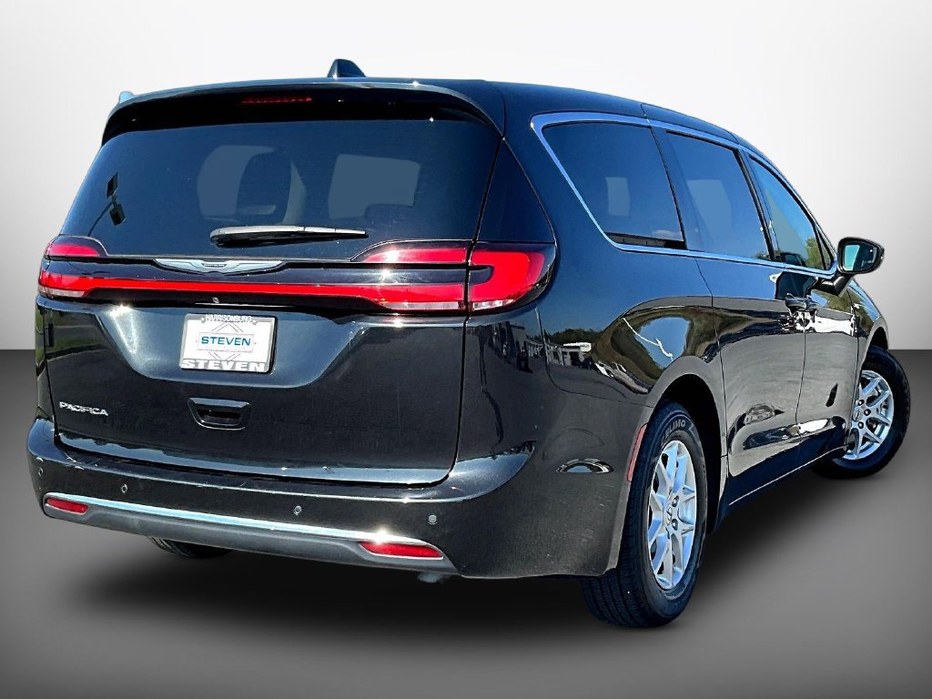 Used 2023 Chrysler Pacifica Touring-L FWD image 6