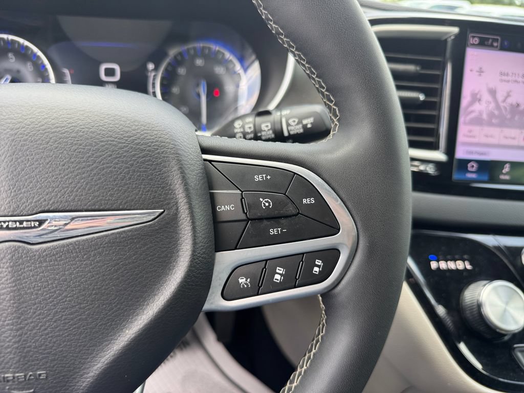 Used 2024 Chrysler Pacifica Touring-L FWD image 39