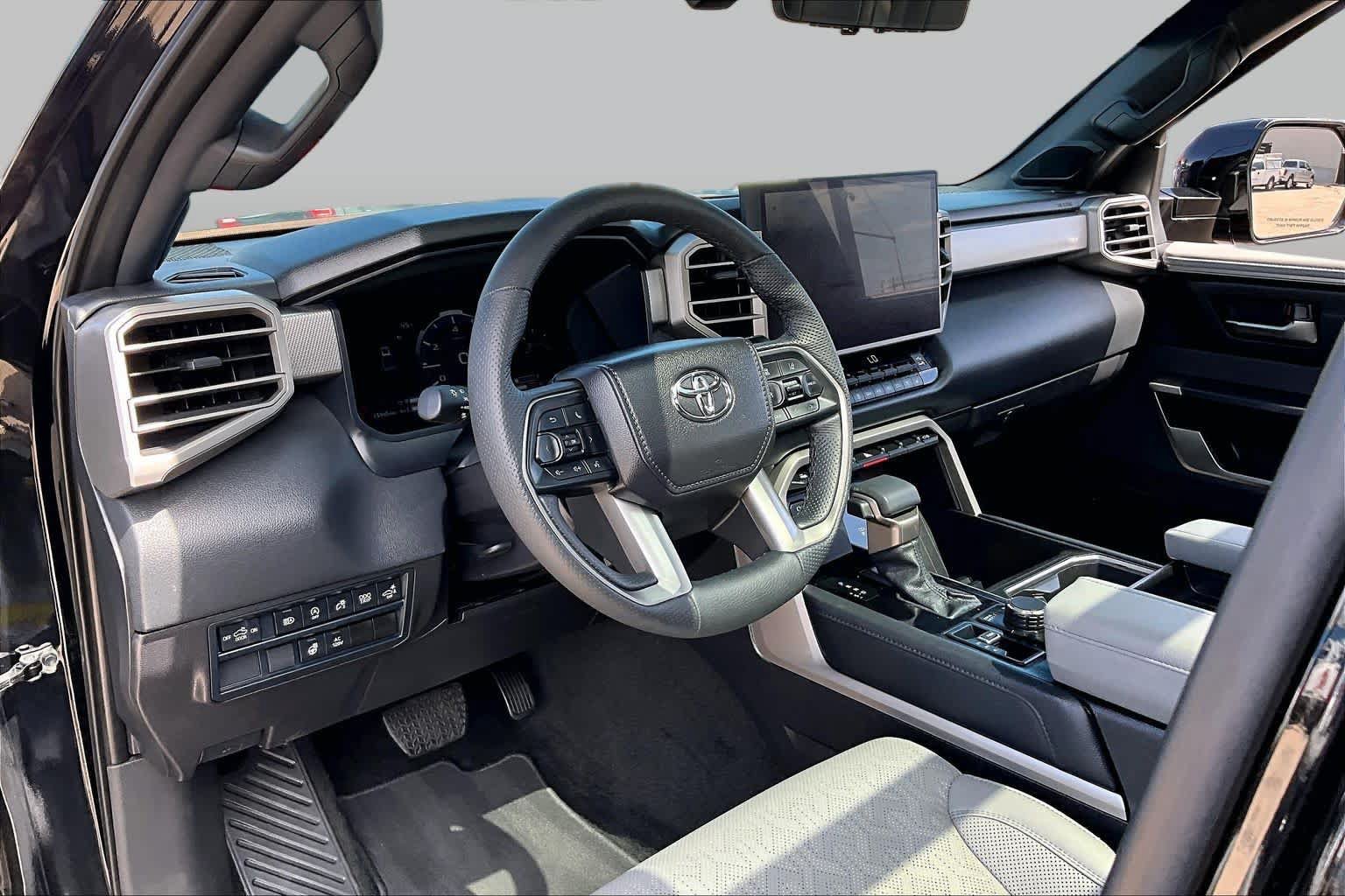 Used 2025 Toyota Tundra Limited AWD/4WD image 18