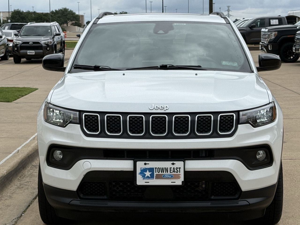Used 2024 Jeep Compass Latitude w/ Sun and Sound Group AWD/4WD image 8