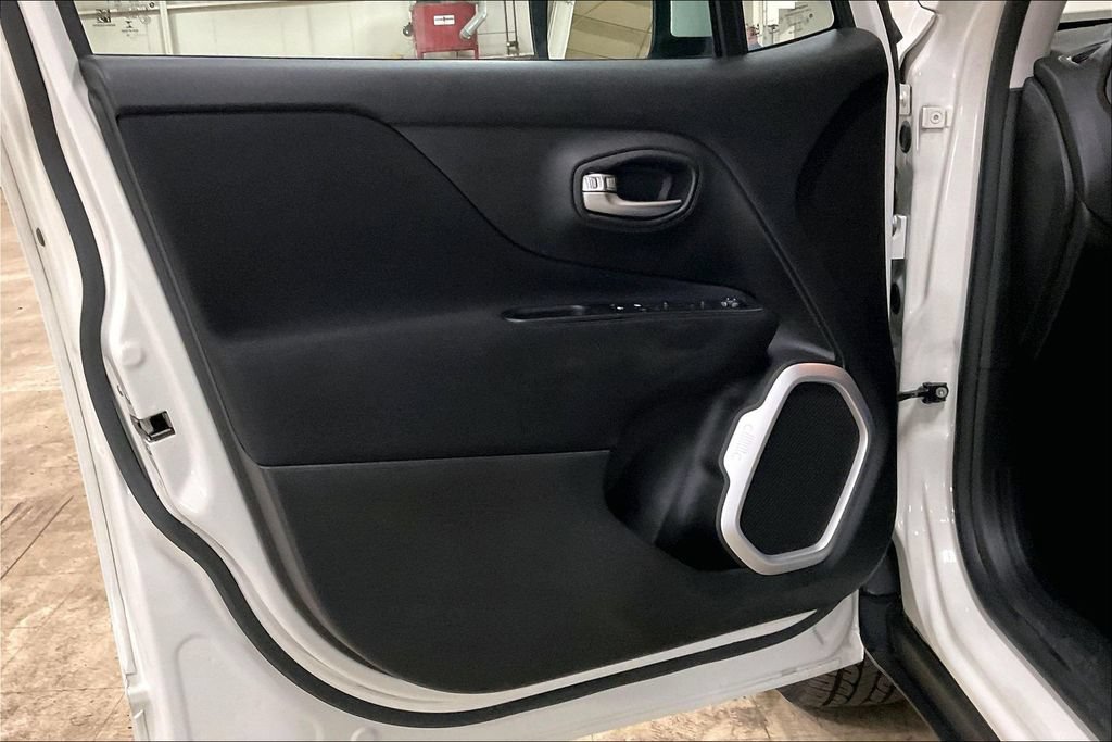 Used 2019 Jeep Renegade Latitude w/ Cold Weather Group AWD/4WD image 21