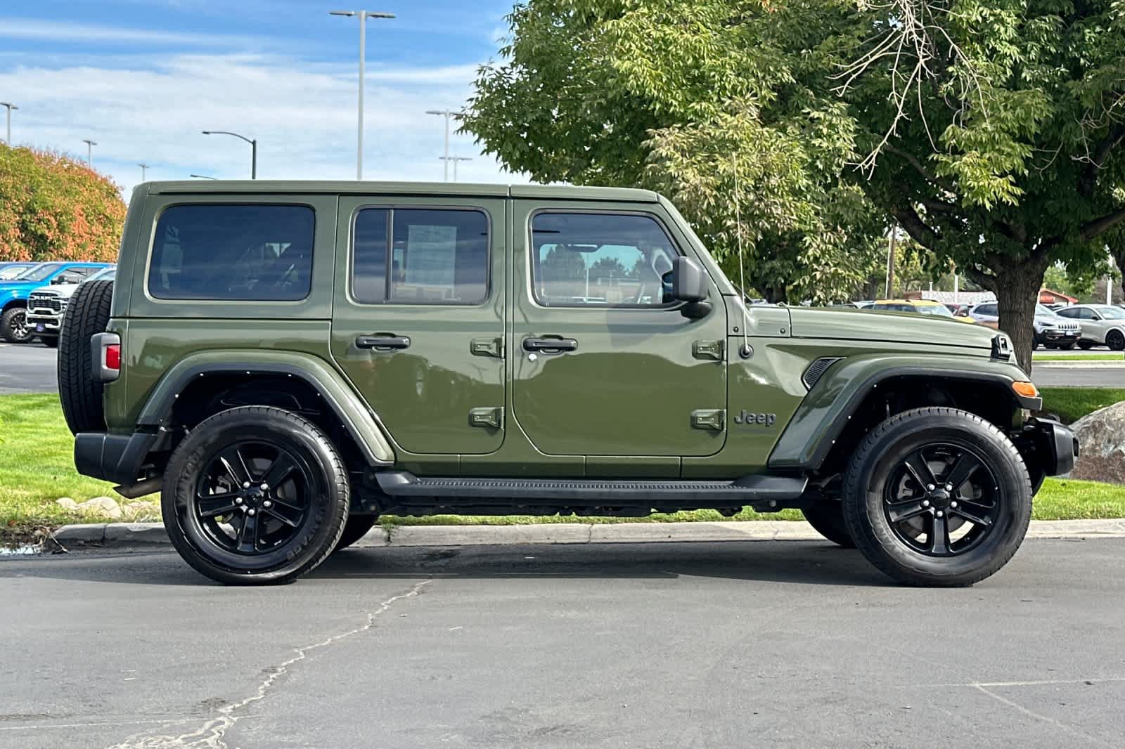 Used 2021 Jeep Wrangler Unlimited Sahara AWD/4WD image 8
