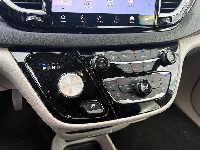 Used 2024 Chrysler Pacifica Touring-L image 16
