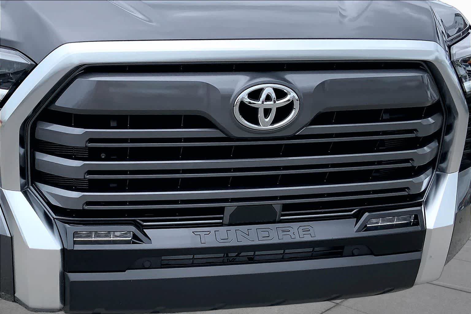 Used 2025 Toyota Tundra Limited AWD/4WD image 29