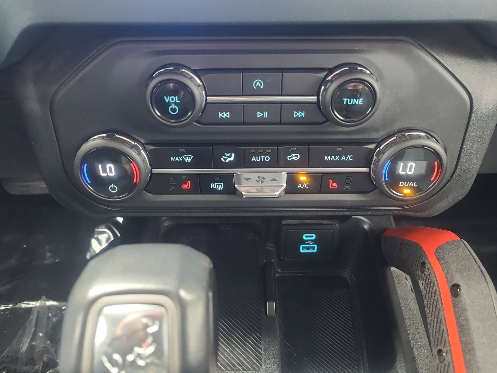 Certified 2025 Ford Bronco Heritage Edition AWD/4WD image 30