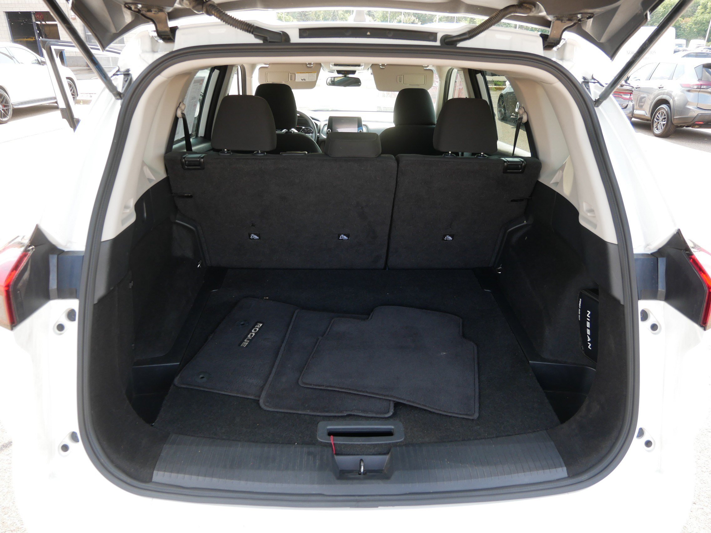 Used 2024 Nissan Rogue S AWD/4WD image 18