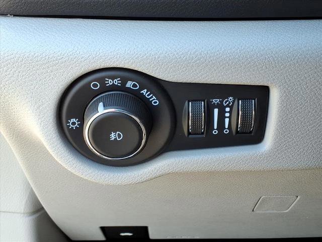 Used 2024 Chrysler Pacifica Touring-L image 17