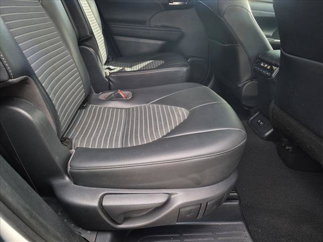Used 2021 Toyota Highlander XSE FWD image 17