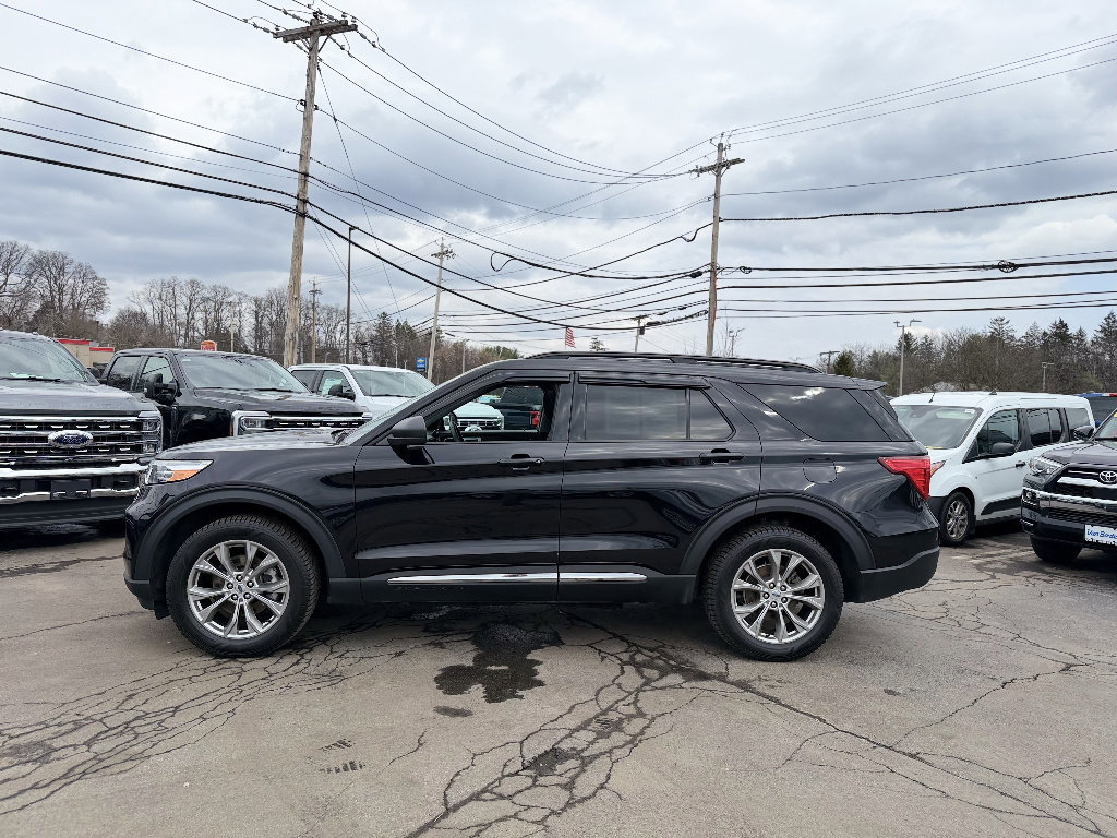 Certified 2022 Ford Explorer XLT w/ Equipment Group 202A image 2