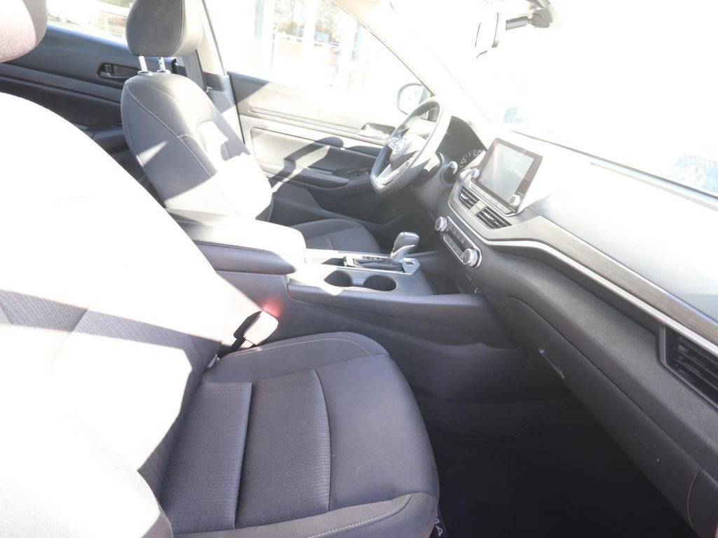 Used 2025 Nissan Altima 2.5 SV image 14