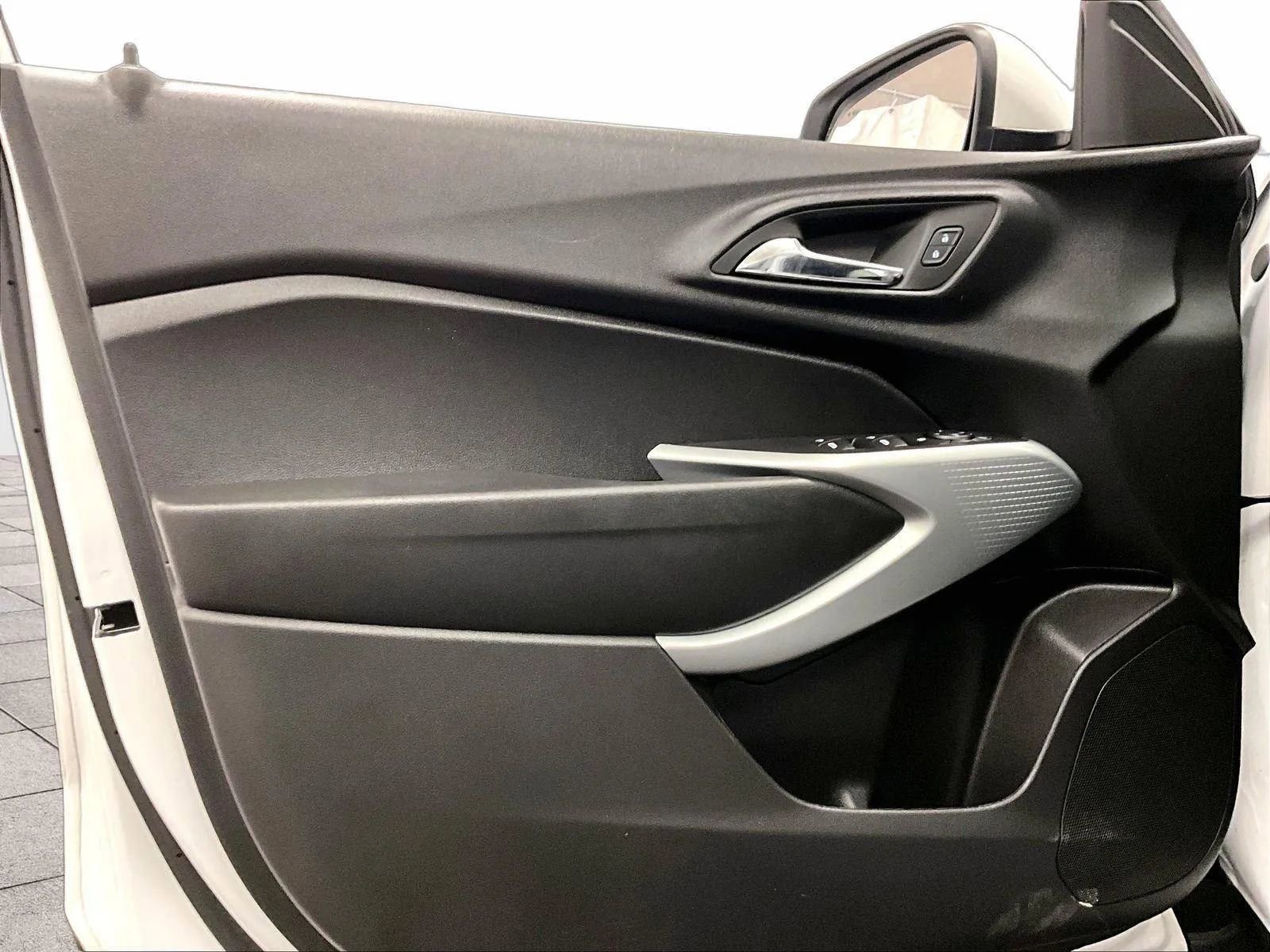 Used 2025 Chevrolet Trax LS w/ LS Convenience Package image 22