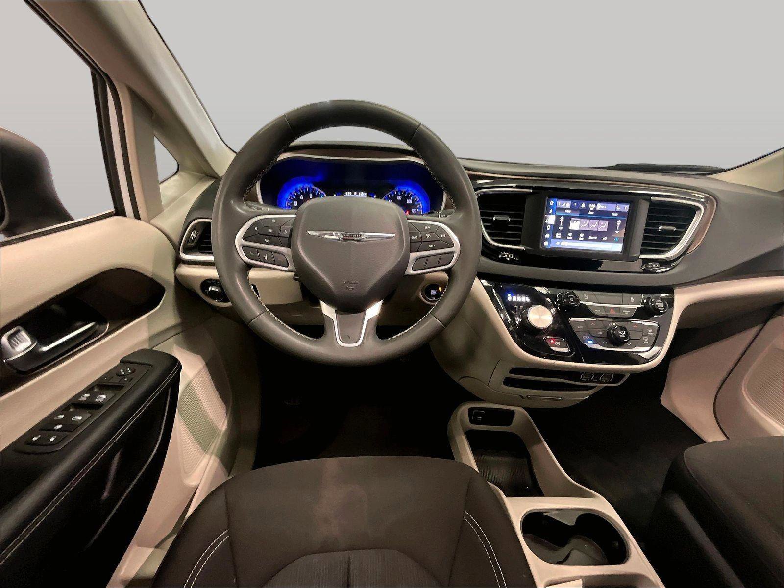 Used 2023 Chrysler Voyager LX image 5