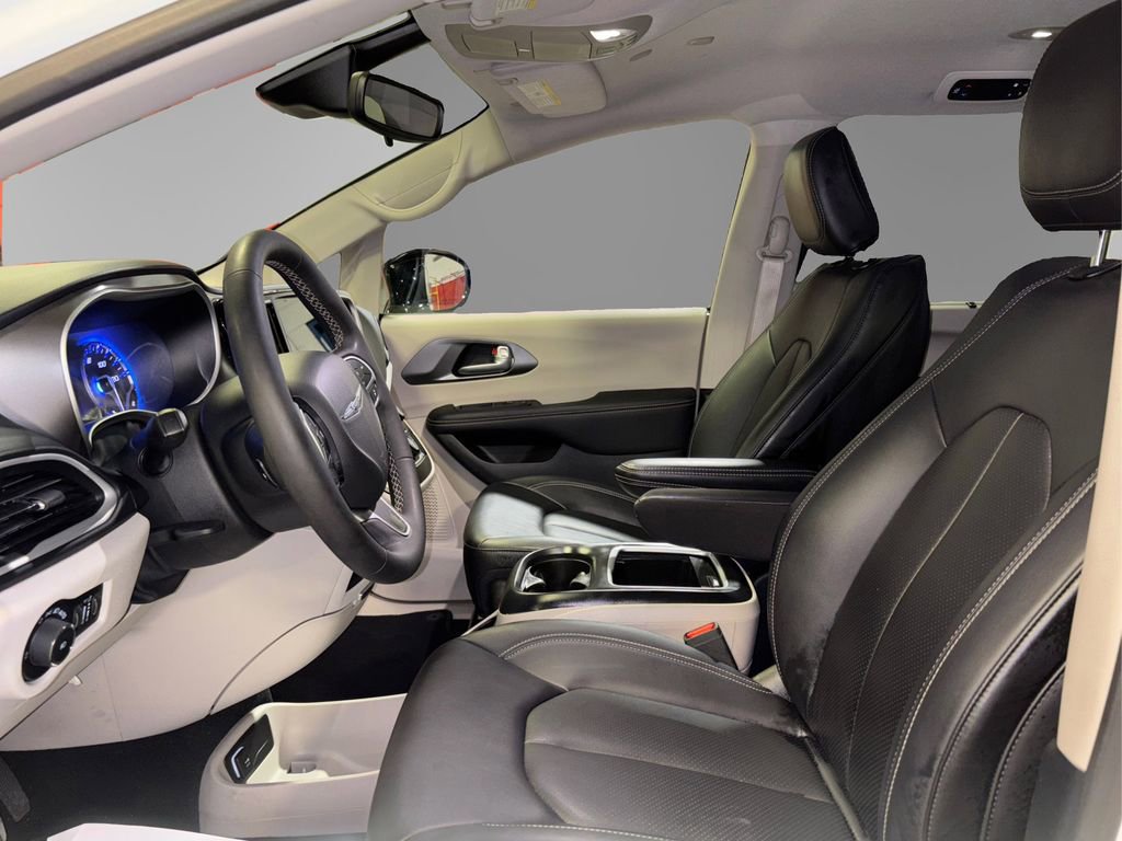 Used 2024 Chrysler Pacifica Touring-L image 13