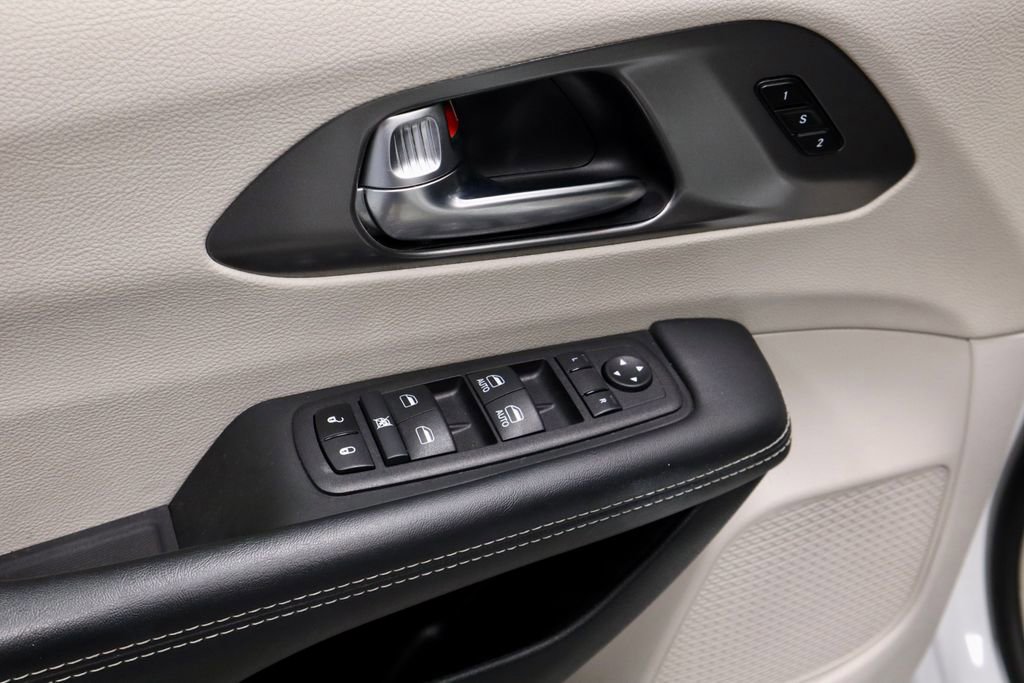 Used 2023 Chrysler Pacifica Touring-L image 24