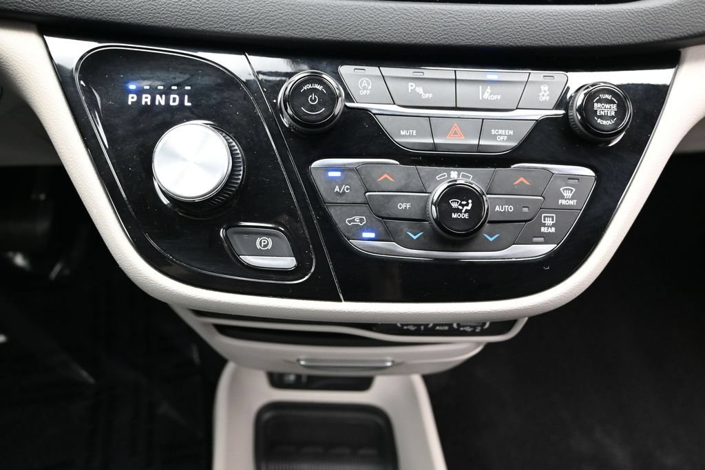 Used 2024 Chrysler Pacifica Touring-L FWD image 41