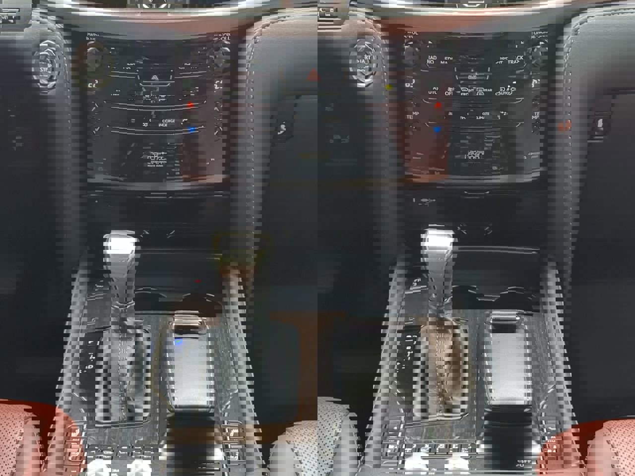 Used 2020 Lexus LX 570 4WD w/ 3rd Row & Luxury Pkg image 17