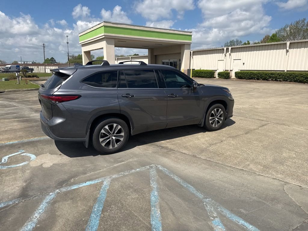 Used 2021 Toyota Highlander XLE image 7