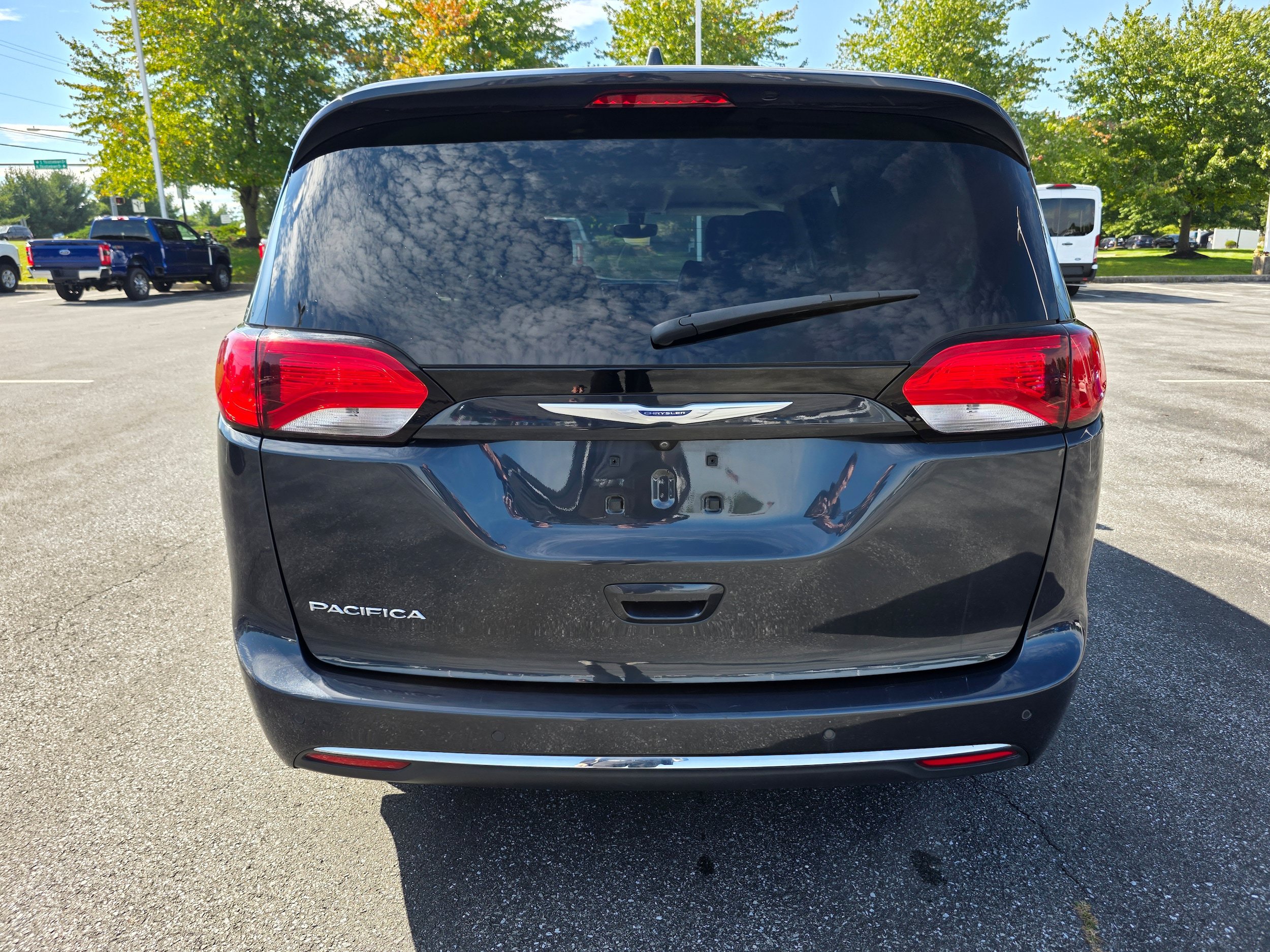 Used 2020 Chrysler Pacifica Touring-L FWD image 4